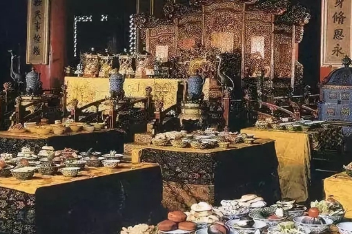 古代皇帝请大臣吃饭都有哪些规矩?最夸张的一次大臣要趴着吃